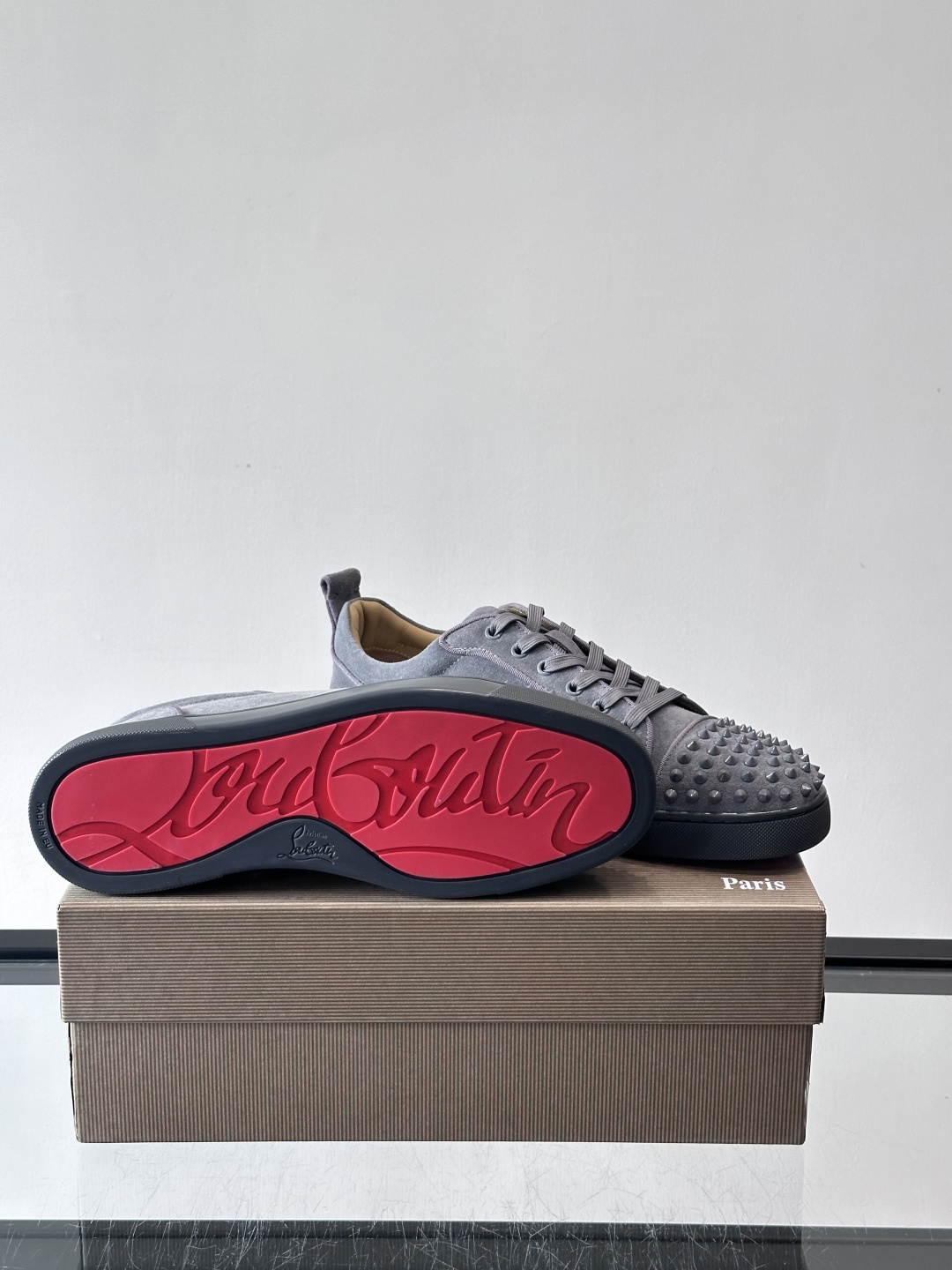 Christian Louboutin这款铆钉休闲鞋，麂皮鞋面＋金属铆钉，机车朋克风满满！低帮板鞋设计，