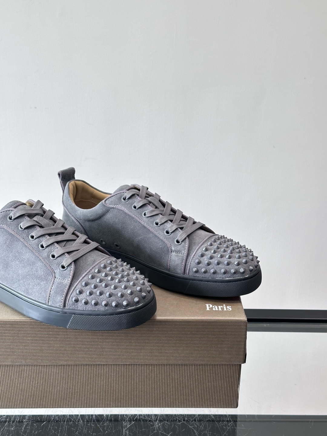 Christian Louboutin这款铆钉休闲鞋，麂皮鞋面＋金属铆钉，机车朋克风满满！低帮板鞋设计，