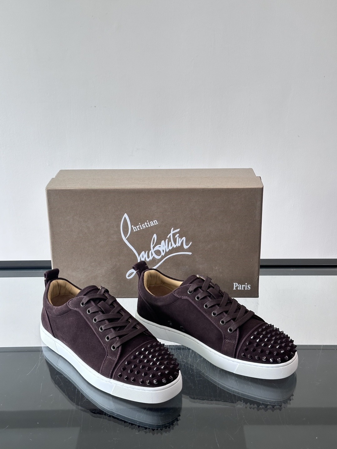 Christian Louboutin这款铆钉休闲鞋，麂皮鞋面＋金属铆钉，机车朋克风满满！低帮板鞋设计，