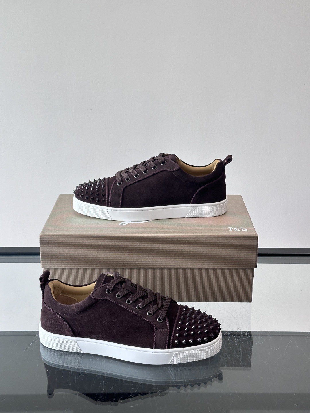 Christian Louboutin这款铆钉休闲鞋，麂皮鞋面＋金属铆钉，机车朋克风满满！低帮板鞋设计，