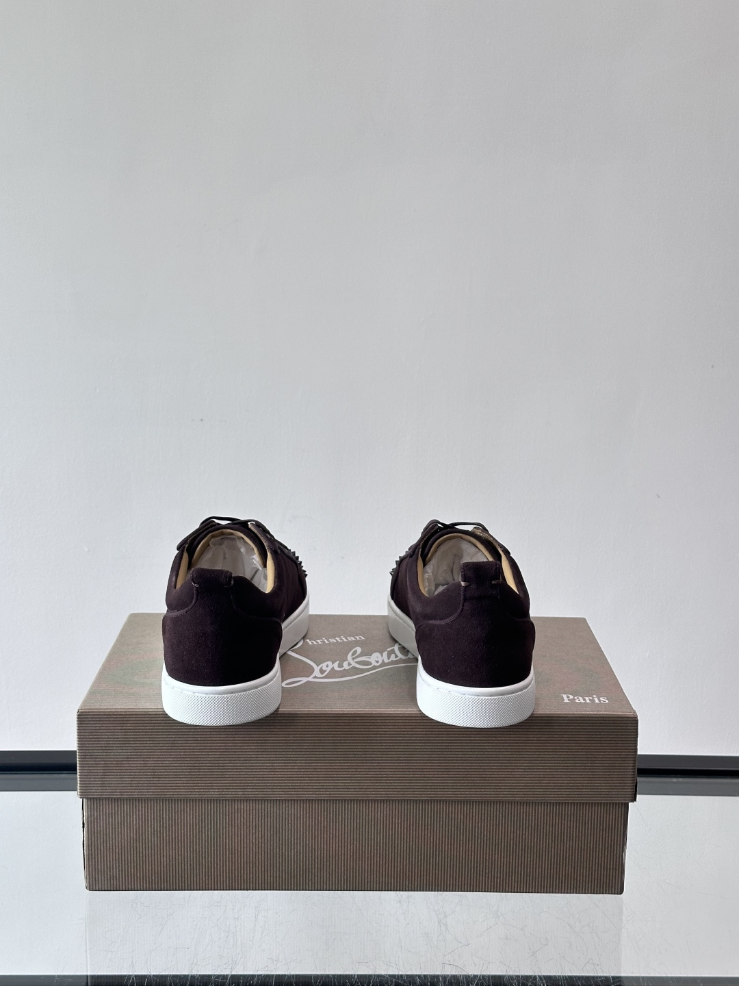 Christian Louboutin这款铆钉休闲鞋，麂皮鞋面＋金属铆钉，机车朋克风满满！低帮板鞋设计，