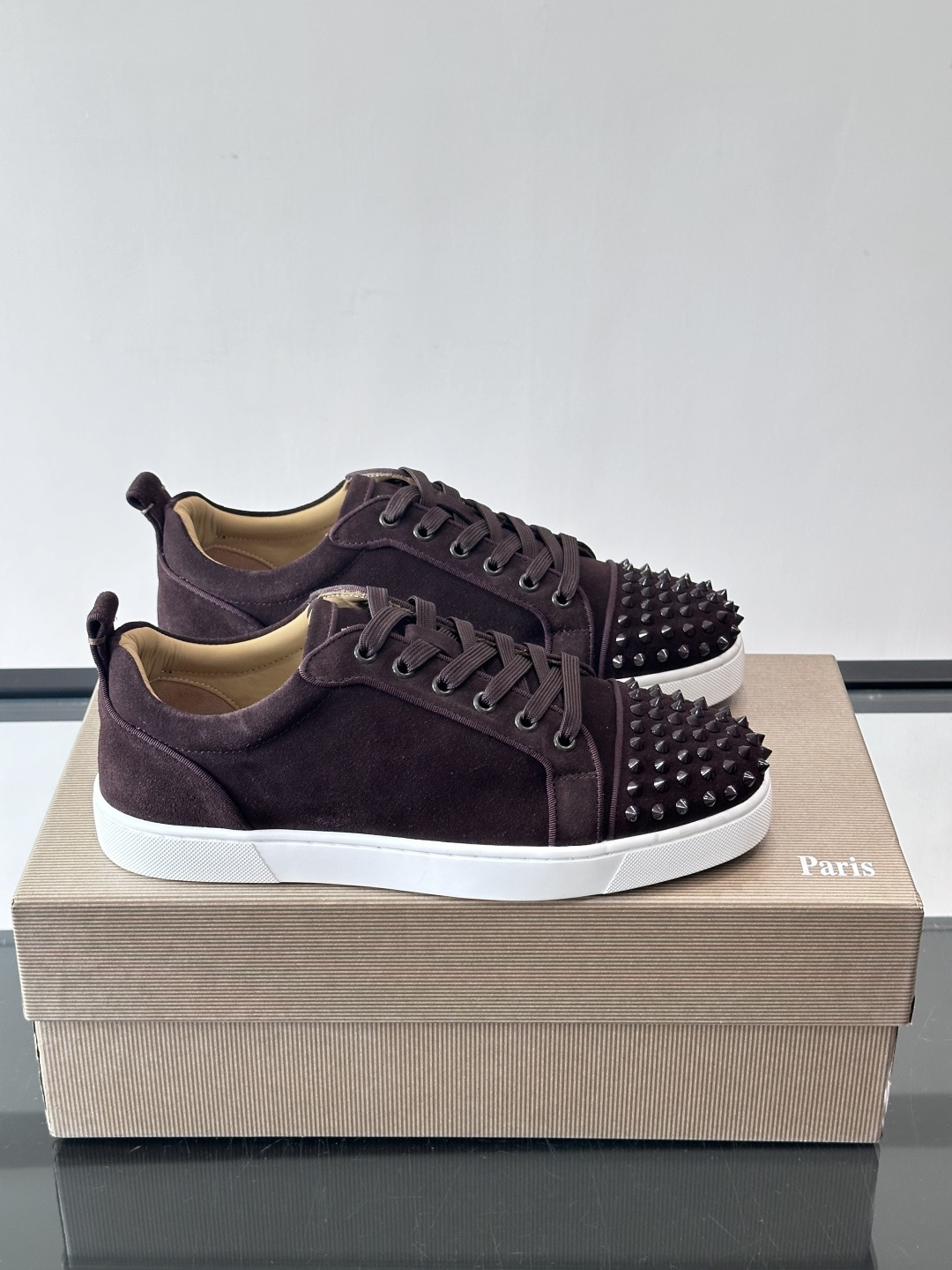 Christian Louboutin这款铆钉休闲鞋，麂皮鞋面＋金属铆钉，机车朋克风满满！低帮板鞋设计，