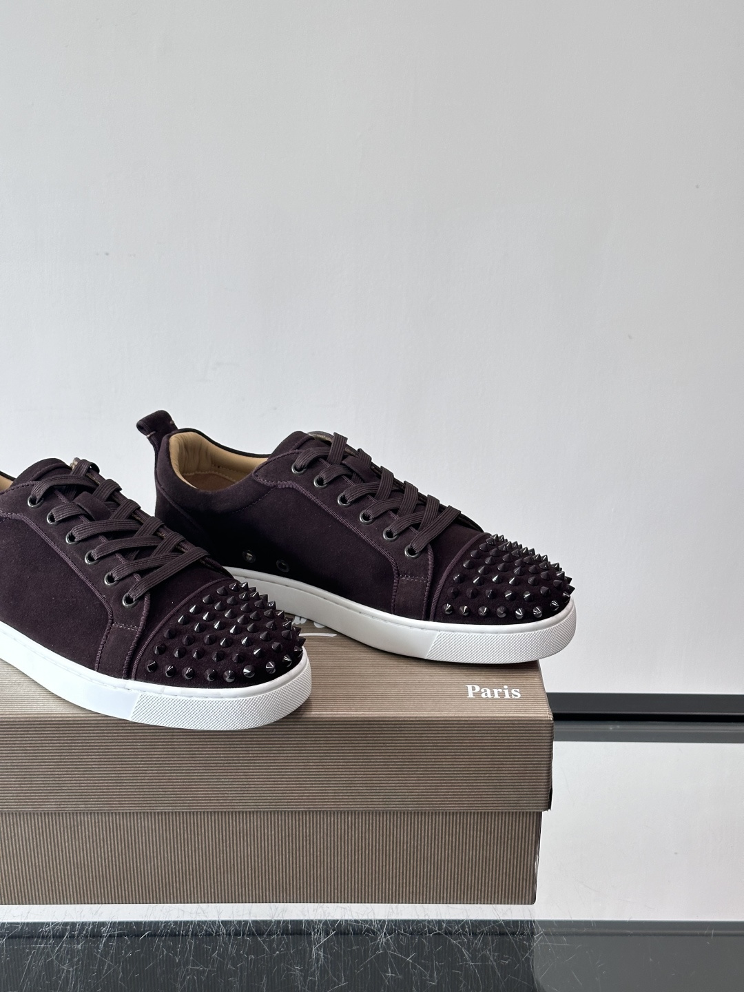 Christian Louboutin这款铆钉休闲鞋，麂皮鞋面＋金属铆钉，机车朋克风满满！低帮板鞋设计，