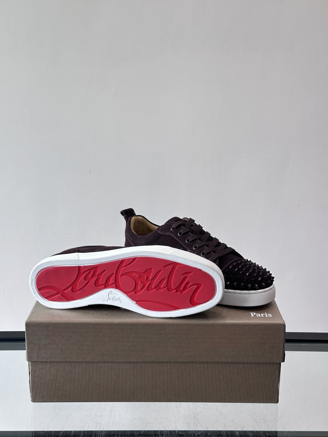 Christian Louboutin这款铆钉休闲鞋，麂皮鞋面＋金属铆钉，机车朋克风满满！低帮板鞋设计，