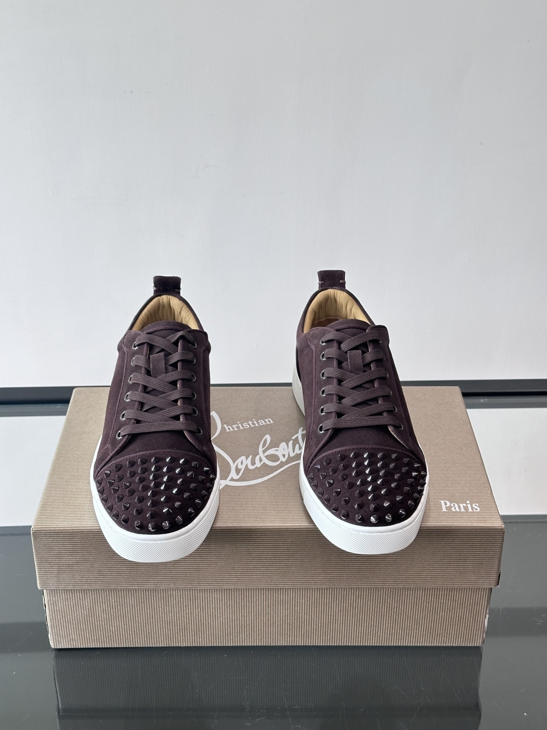 Christian Louboutin这款铆钉休闲鞋，麂皮鞋面＋金属铆钉，机车朋克风满满！低帮板鞋设计，