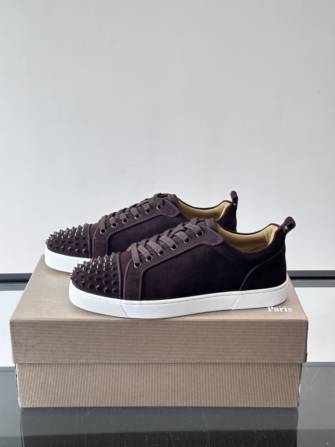 Christian Louboutin这款铆钉休闲鞋，麂皮鞋面＋金属铆钉，机车朋克风满满！低帮板鞋设计，