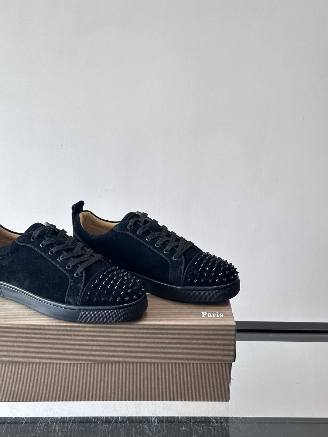 Christian Louboutin这款铆钉休闲鞋，麂皮鞋面＋金属铆钉，机车朋克风满满！低帮板鞋设计，