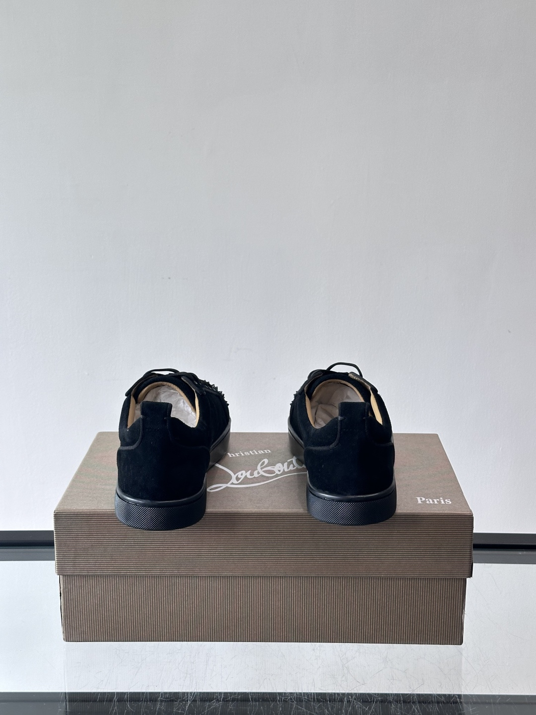 Christian Louboutin这款铆钉休闲鞋，麂皮鞋面＋金属铆钉，机车朋克风满满！低帮板鞋设计，