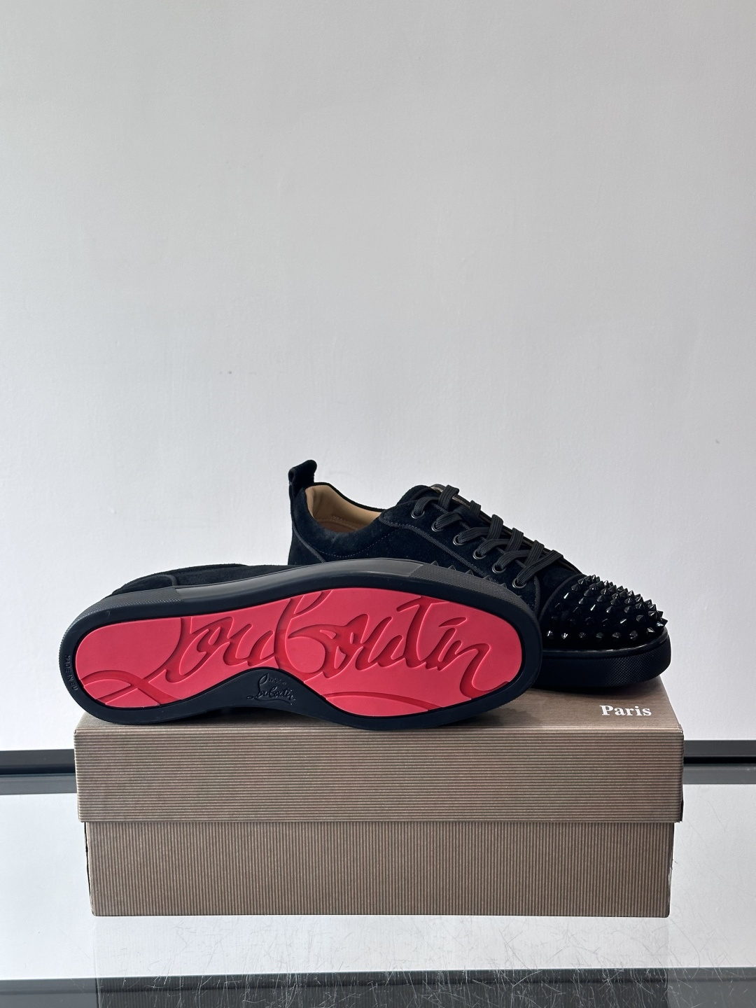 Christian Louboutin这款铆钉休闲鞋，麂皮鞋面＋金属铆钉，机车朋克风满满！低帮板鞋设计，