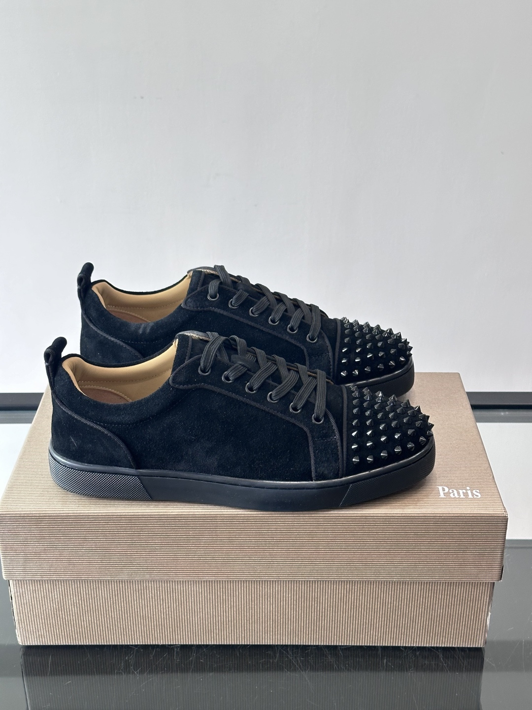 Christian Louboutin这款铆钉休闲鞋，麂皮鞋面＋金属铆钉，机车朋克风满满！低帮板鞋设计，