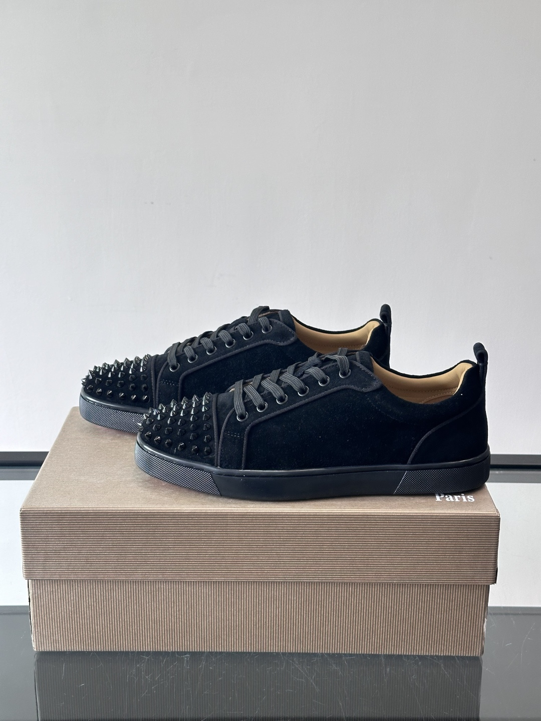 Christian Louboutin这款铆钉休闲鞋，麂皮鞋面＋金属铆钉，机车朋克风满满！低帮板鞋设计，