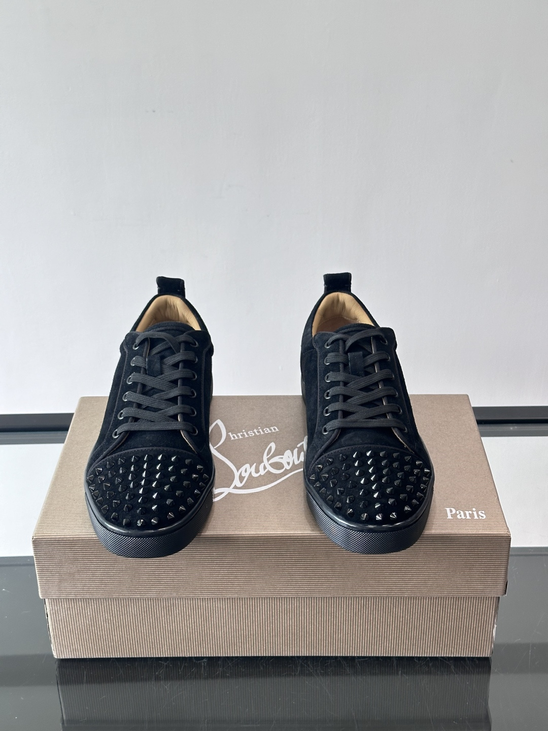 Christian Louboutin这款铆钉休闲鞋，麂皮鞋面＋金属铆钉，机车朋克风满满！低帮板鞋设计，