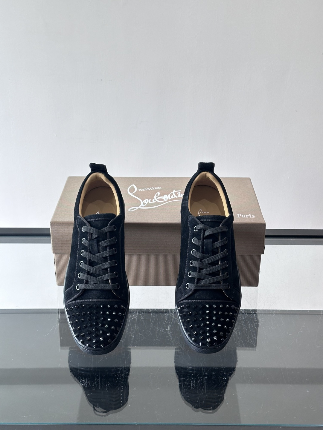 Christian Louboutin这款铆钉休闲鞋，麂皮鞋面＋金属铆钉，机车朋克风满满！低帮板鞋设计，