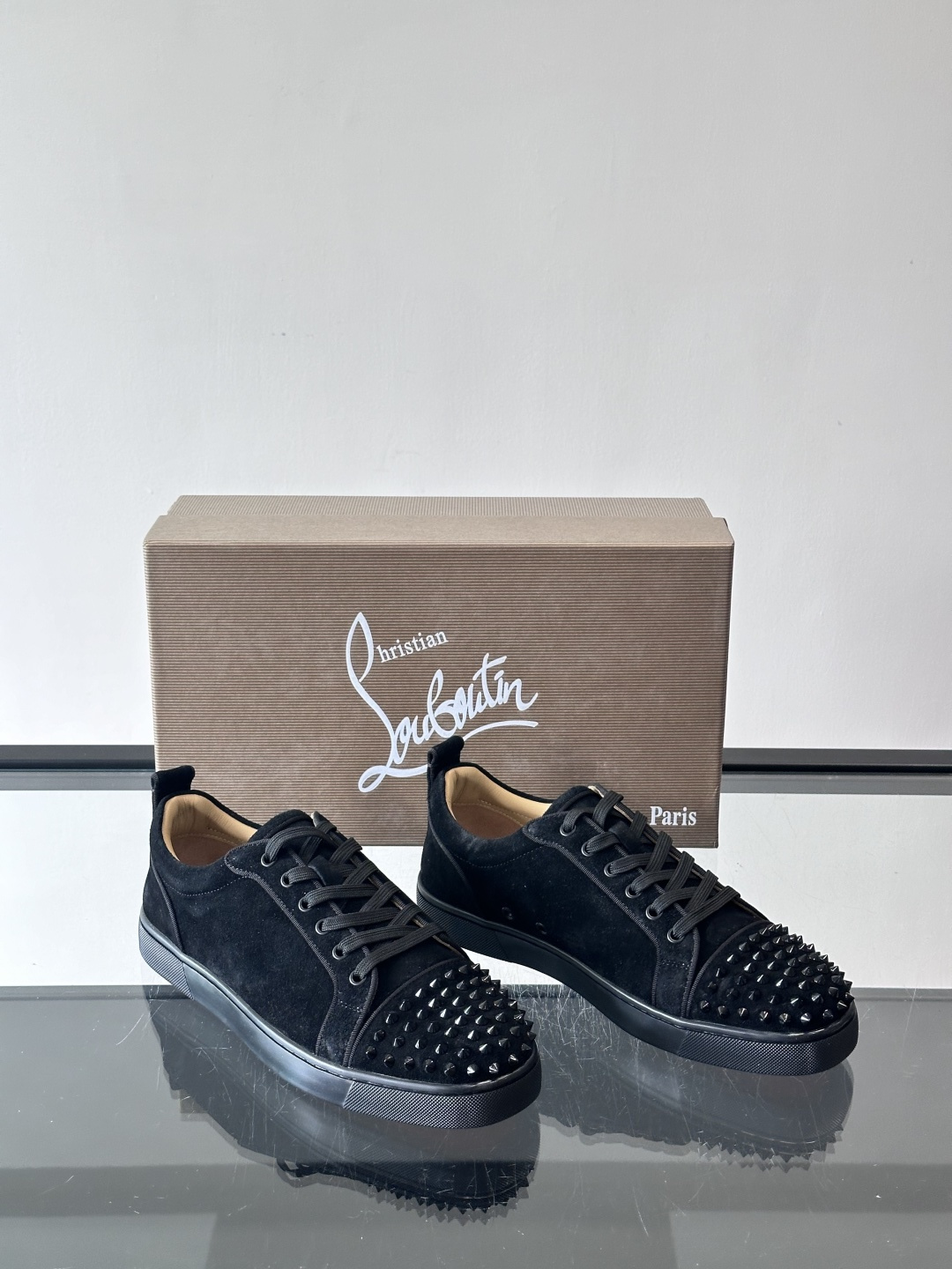 Christian Louboutin这款铆钉休闲鞋，麂皮鞋面＋金属铆钉，机车朋克风满满！低帮板鞋设计，