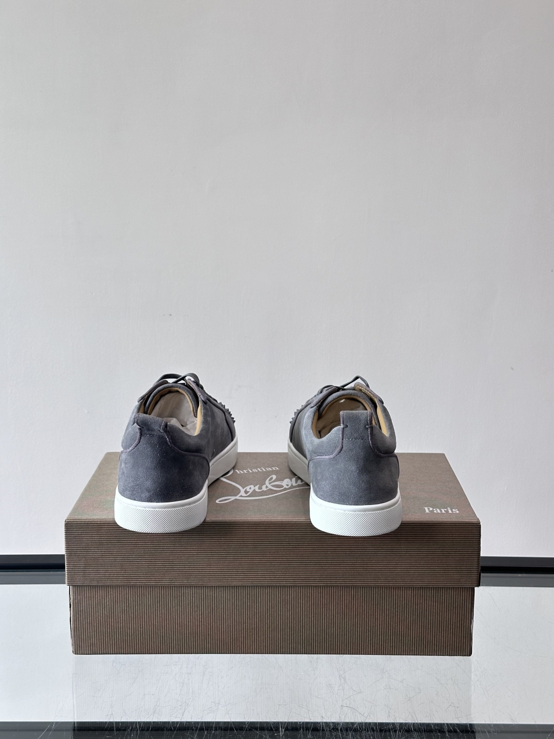 Christian Louboutin这款铆钉休闲鞋，麂皮鞋面＋金属铆钉，机车朋克风满满！低帮板鞋设计，