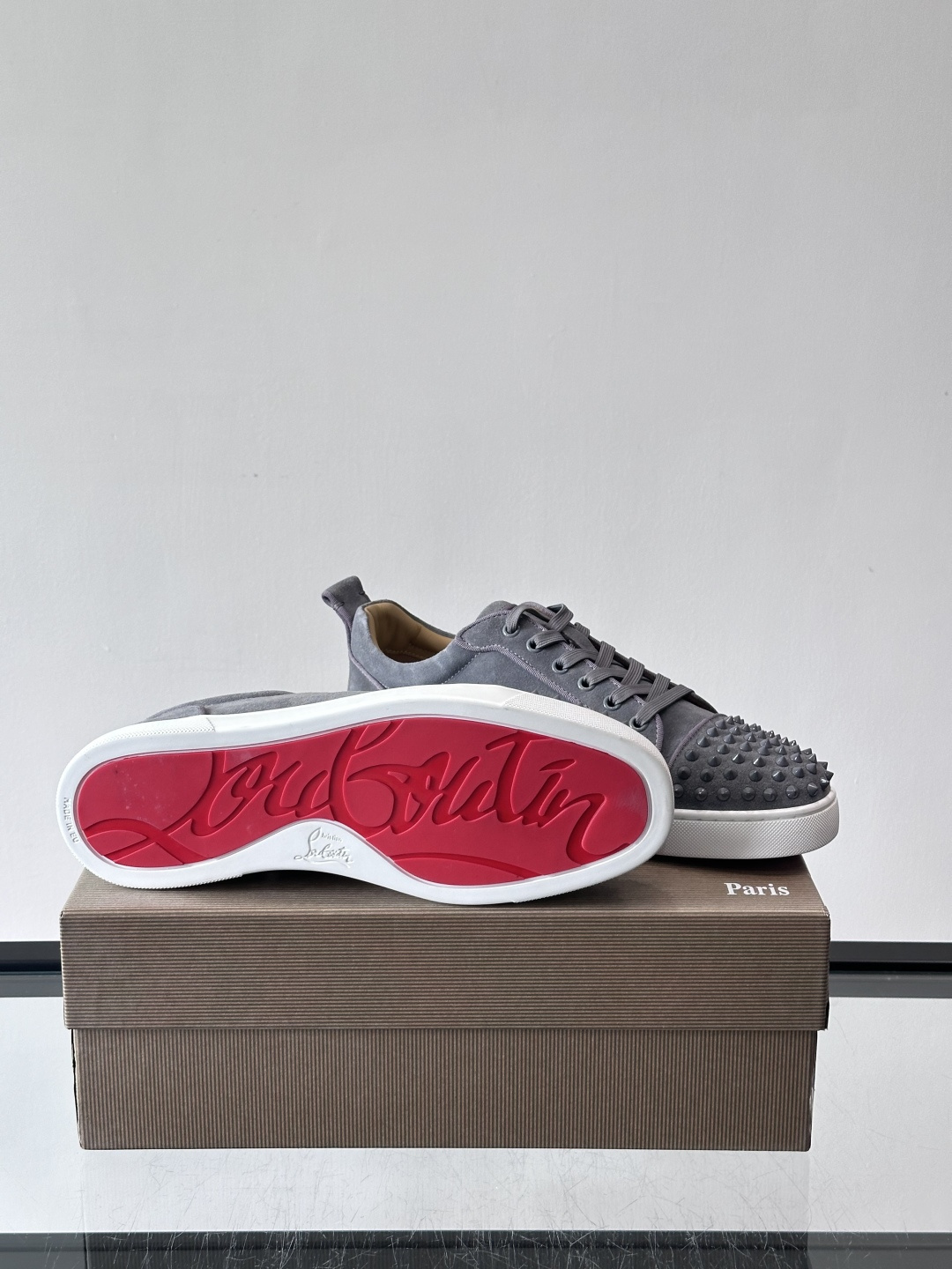 Christian Louboutin这款铆钉休闲鞋，麂皮鞋面＋金属铆钉，机车朋克风满满！低帮板鞋设计，