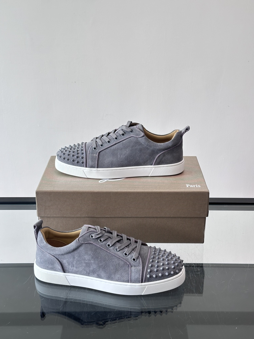 Christian Louboutin这款铆钉休闲鞋，麂皮鞋面＋金属铆钉，机车朋克风满满！低帮板鞋设计，