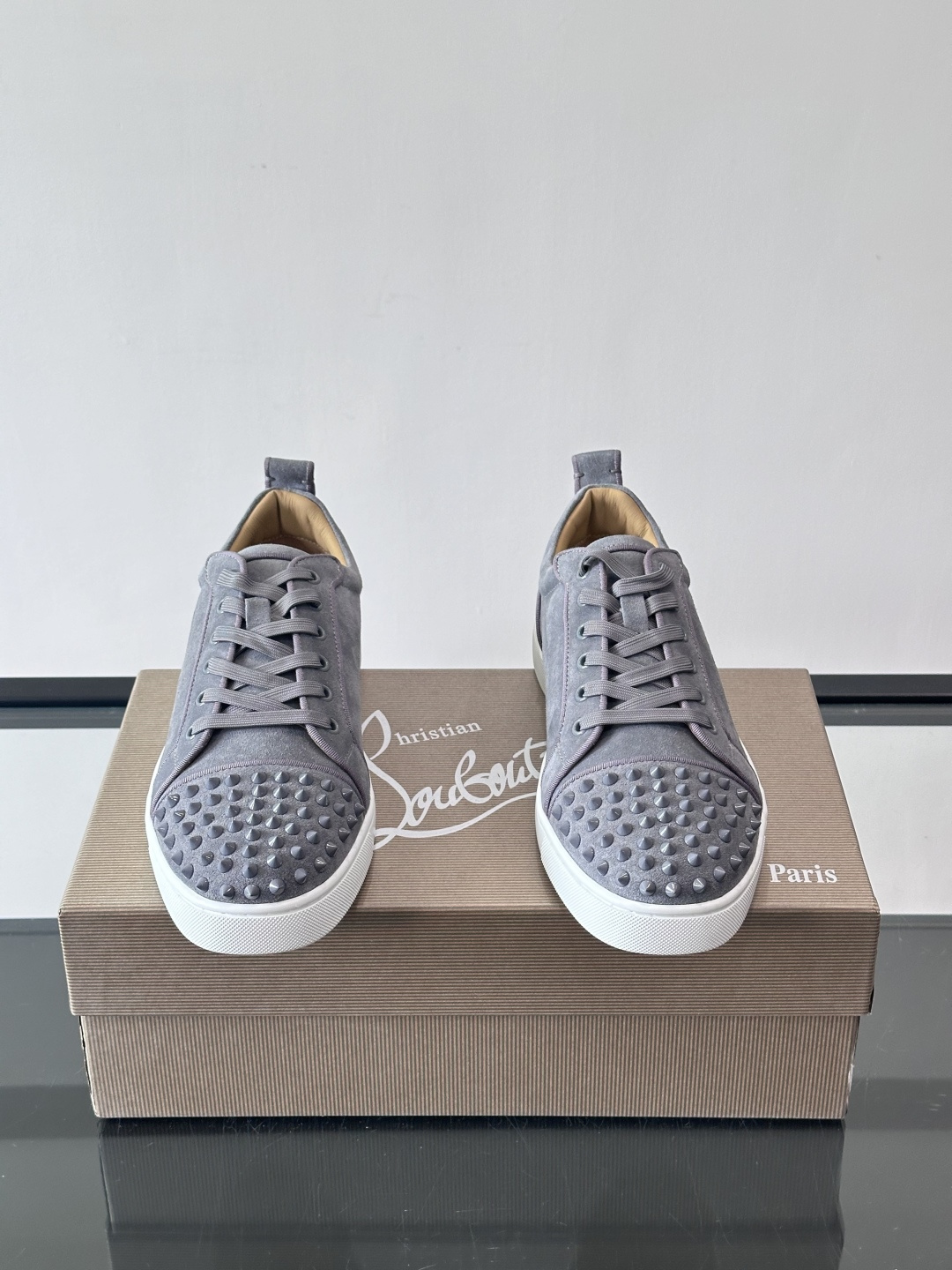 Christian Louboutin这款铆钉休闲鞋，麂皮鞋面＋金属铆钉，机车朋克风满满！低帮板鞋设计，