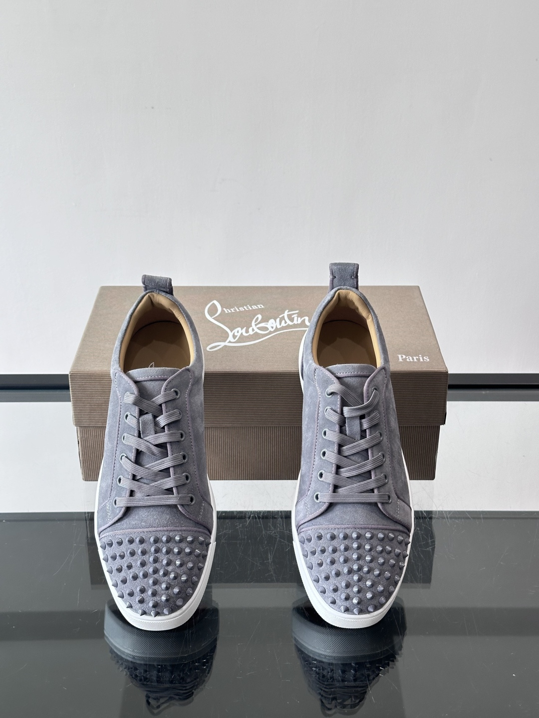 Christian Louboutin这款铆钉休闲鞋，麂皮鞋面＋金属铆钉，机车朋克风满满！低帮板鞋设计，