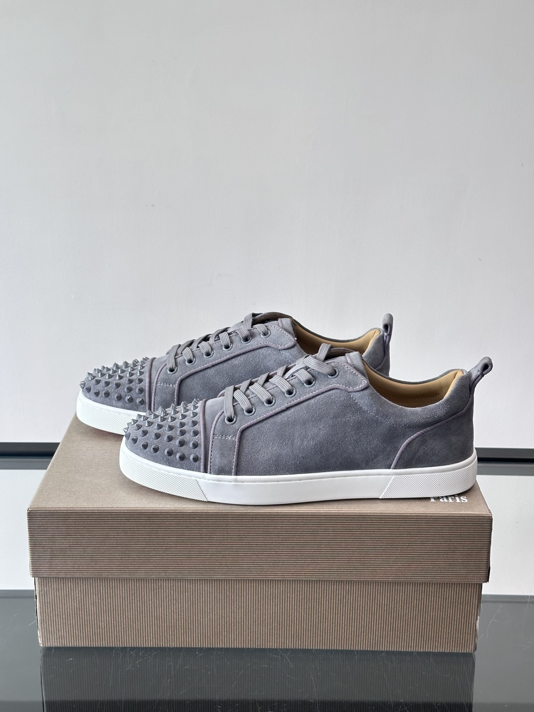 Christian Louboutin这款铆钉休闲鞋，麂皮鞋面＋金属铆钉，机车朋克风满满！低帮板鞋设计，