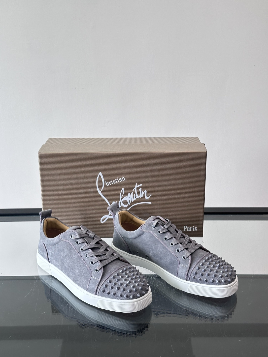 Christian Louboutin这款铆钉休闲鞋，麂皮鞋面＋金属铆钉，机车朋克风满满！低帮板鞋设计，