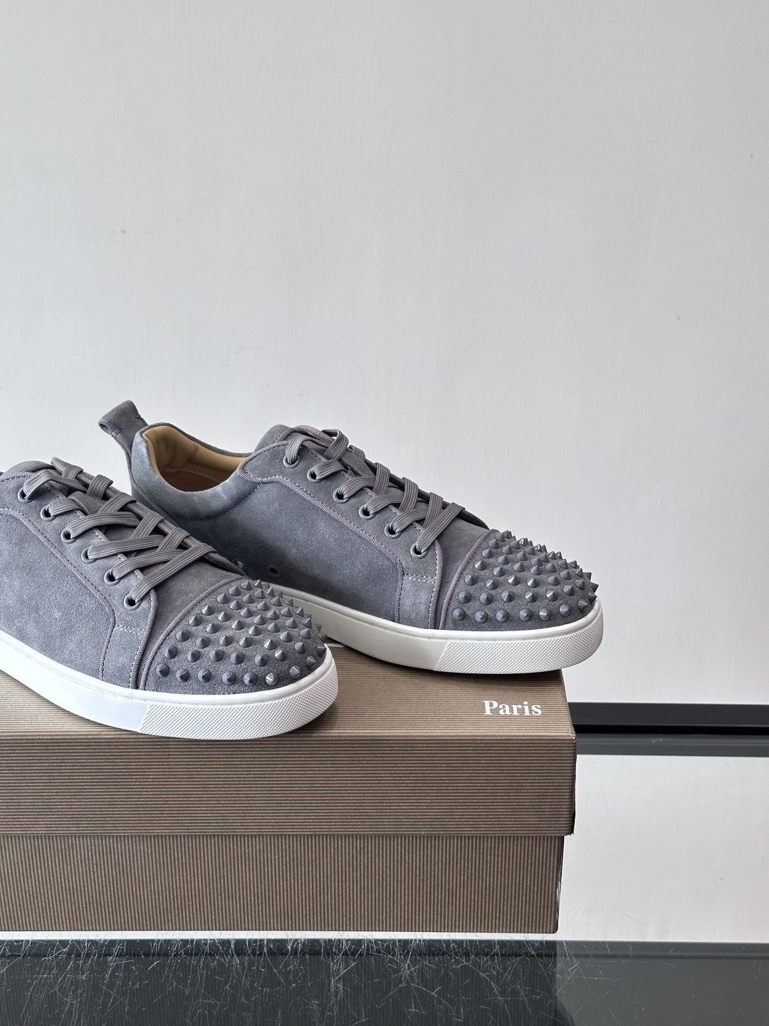 Christian Louboutin这款铆钉休闲鞋，麂皮鞋面＋金属铆钉，机车朋克风满满！低帮板鞋设计，