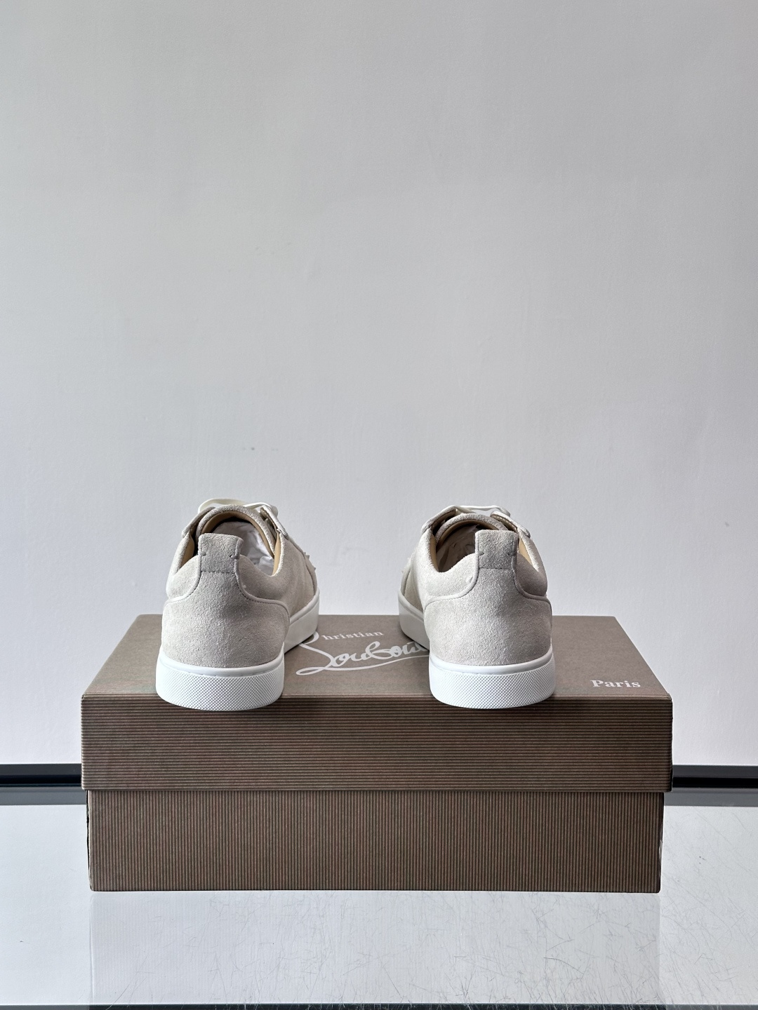 Christian Louboutin这款铆钉休闲鞋，麂皮鞋面＋金属铆钉，机车朋克风满满！低帮板鞋设计，