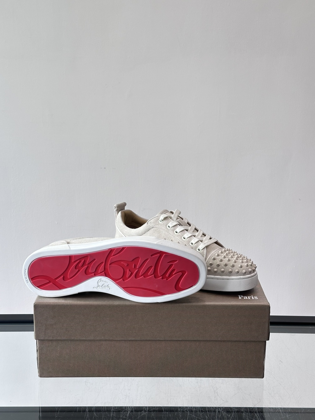 Christian Louboutin这款铆钉休闲鞋，麂皮鞋面＋金属铆钉，机车朋克风满满！低帮板鞋设计，