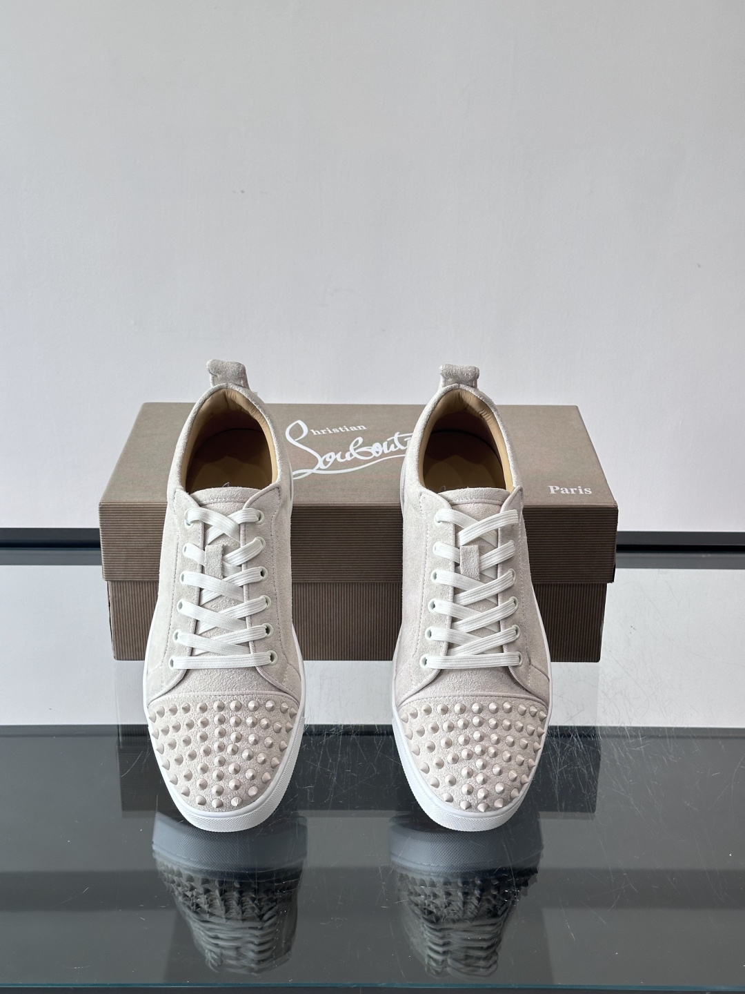 Christian Louboutin这款铆钉休闲鞋，麂皮鞋面＋金属铆钉，机车朋克风满满！低帮板鞋设计，