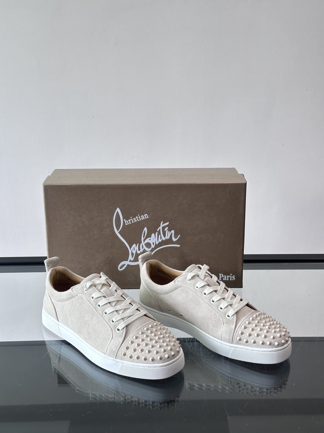 Christian Louboutin这款铆钉休闲鞋，麂皮鞋面＋金属铆钉，机车朋克风满满！低帮板鞋设计，