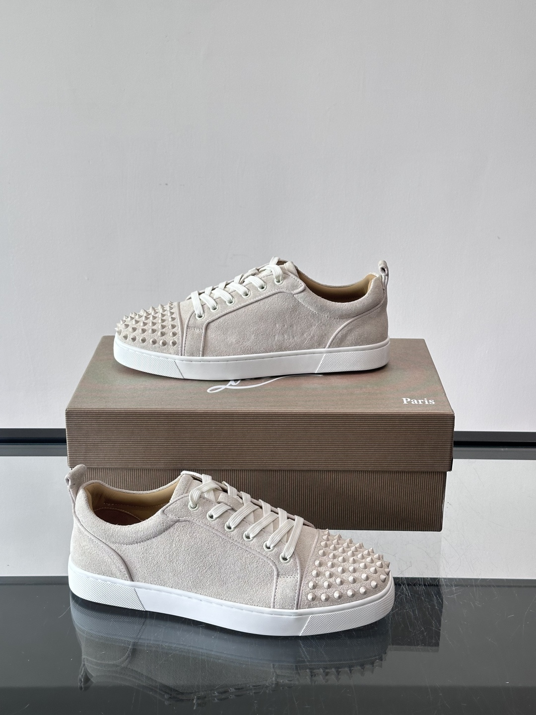 Christian Louboutin这款铆钉休闲鞋，麂皮鞋面＋金属铆钉，机车朋克风满满！低帮板鞋设计，