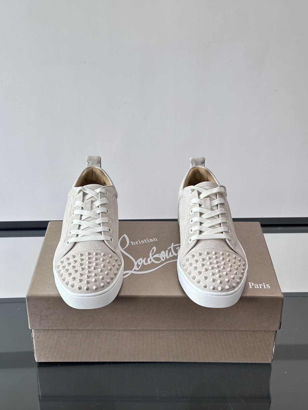 Christian Louboutin这款铆钉休闲鞋，麂皮鞋面＋金属铆钉，机车朋克风满满！低帮板鞋设计，