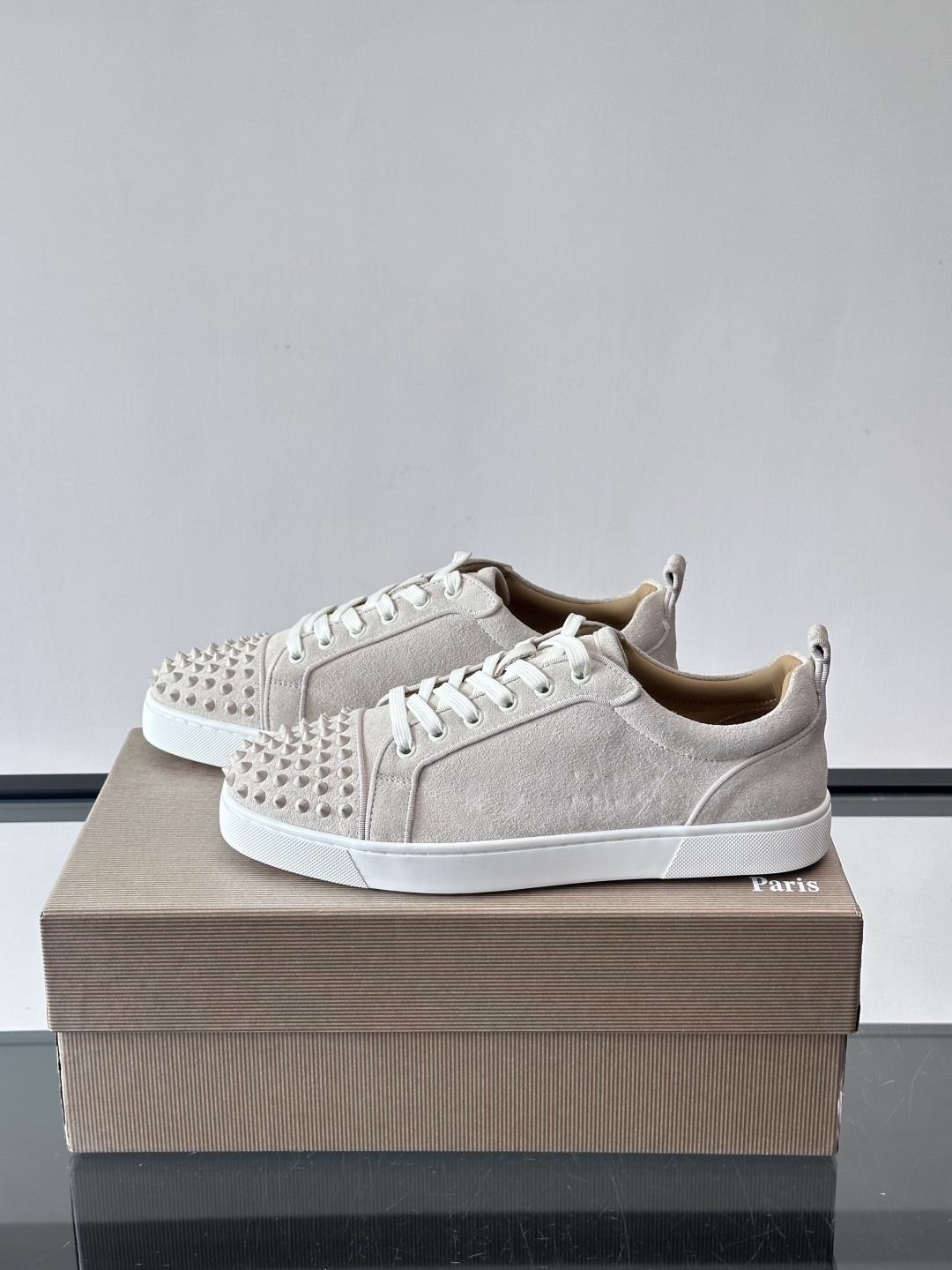 Christian Louboutin这款铆钉休闲鞋，麂皮鞋面＋金属铆钉，机车朋克风满满！低帮板鞋设计，