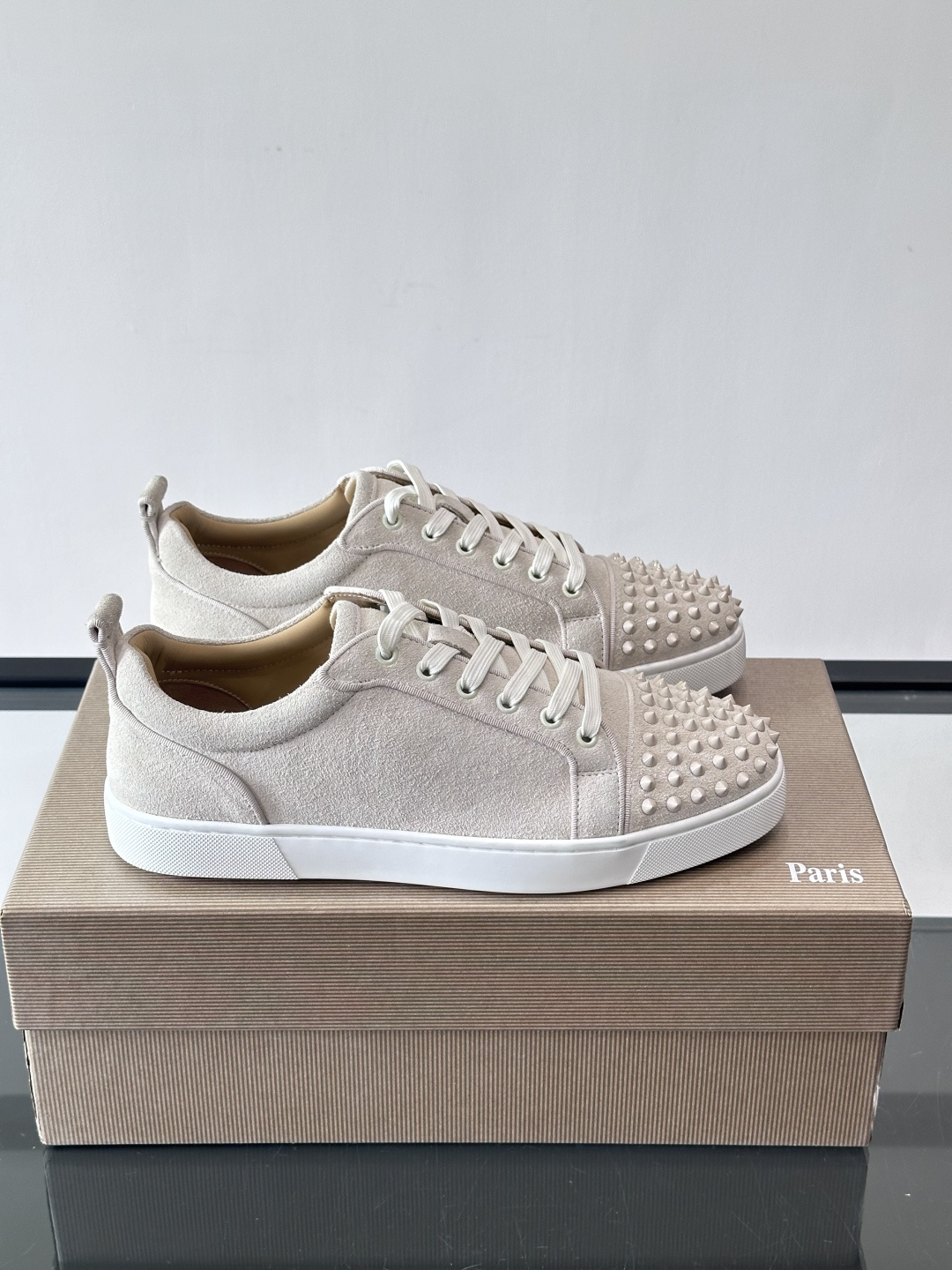 Christian Louboutin这款铆钉休闲鞋，麂皮鞋面＋金属铆钉，机车朋克风满满！低帮板鞋设计，