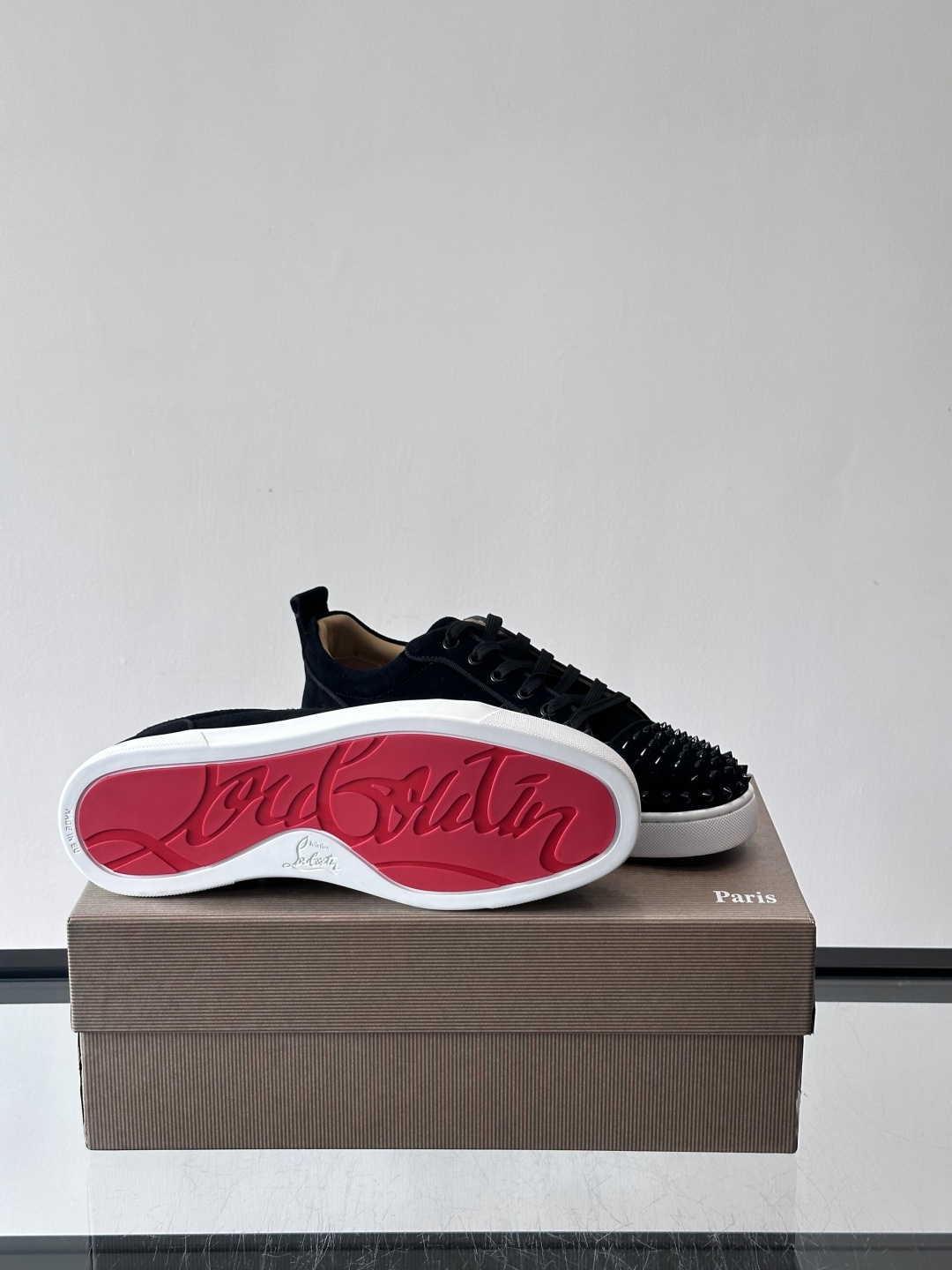 Christian Louboutin这款铆钉休闲鞋，麂皮鞋面＋金属铆钉，机车朋克风满满！低帮板鞋设计，