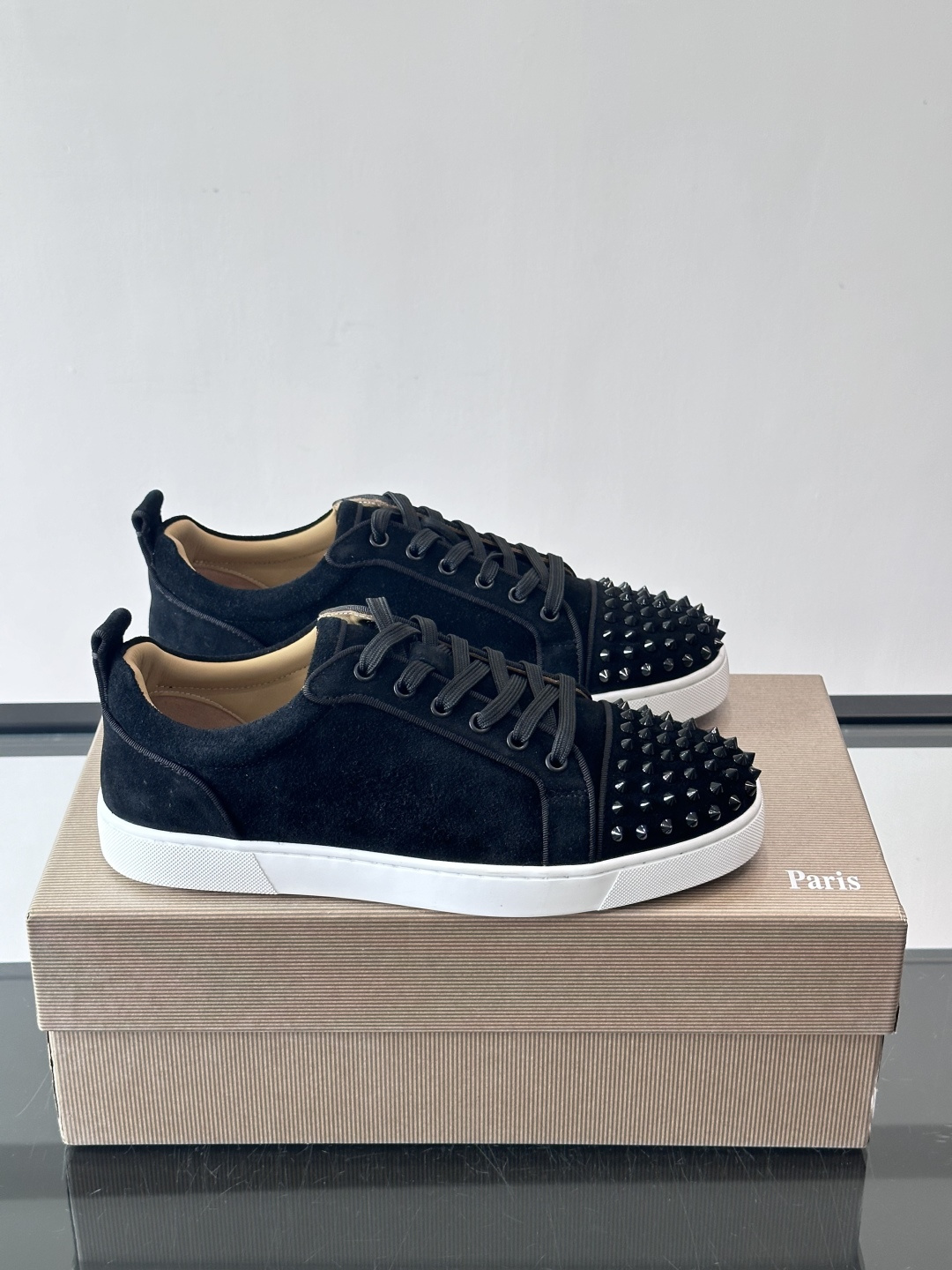 Christian Louboutin这款铆钉休闲鞋，麂皮鞋面＋金属铆钉，机车朋克风满满！低帮板鞋设计，