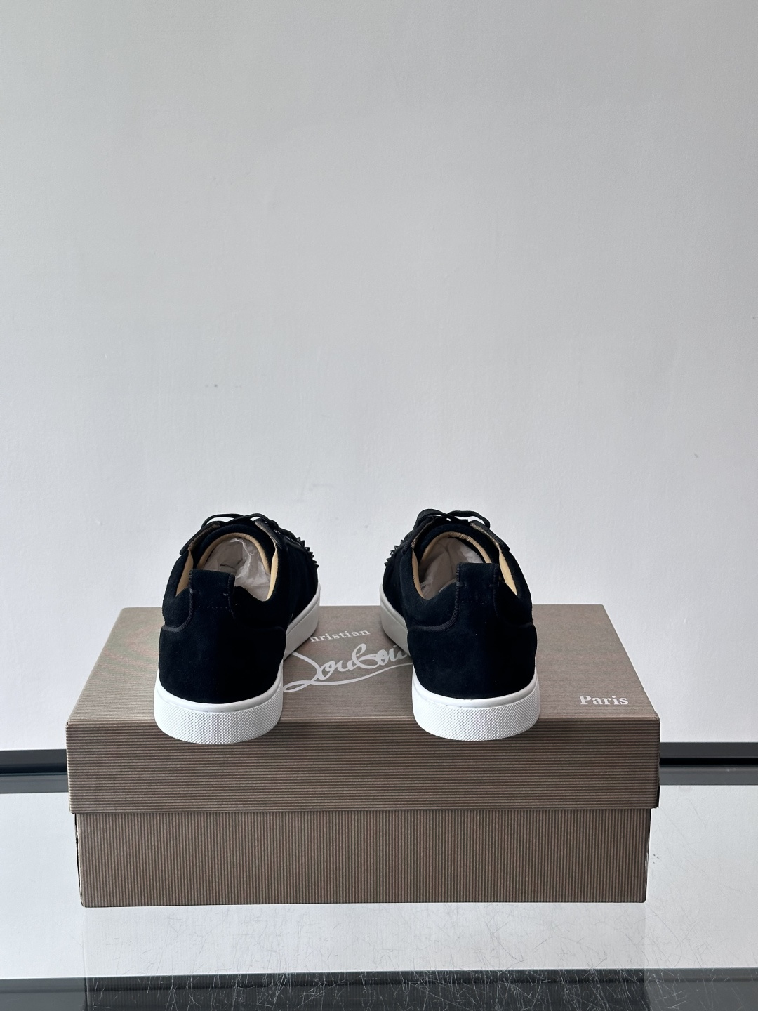 Christian Louboutin这款铆钉休闲鞋，麂皮鞋面＋金属铆钉，机车朋克风满满！低帮板鞋设计，