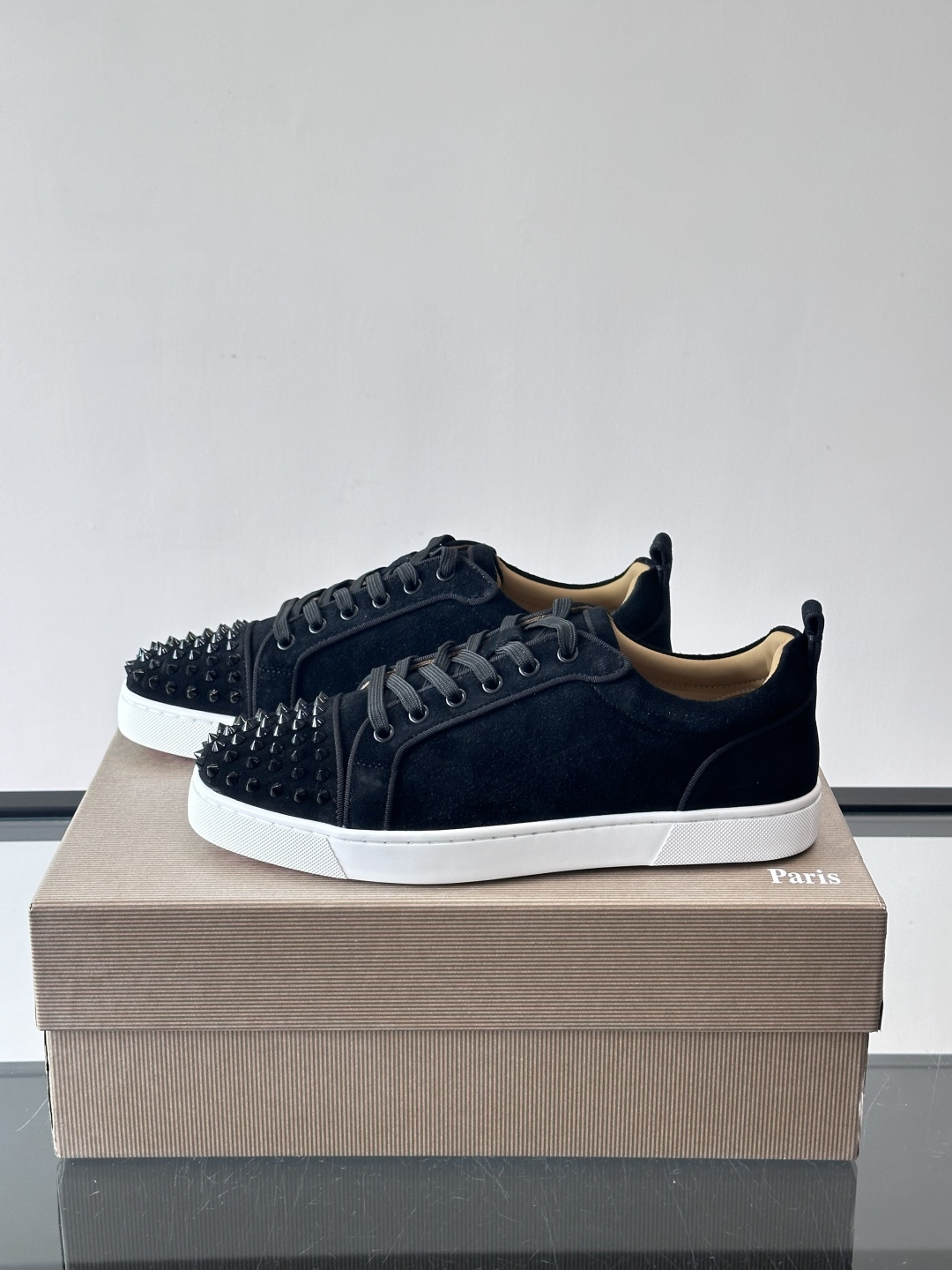 Christian Louboutin这款铆钉休闲鞋，麂皮鞋面＋金属铆钉，机车朋克风满满！低帮板鞋设计，