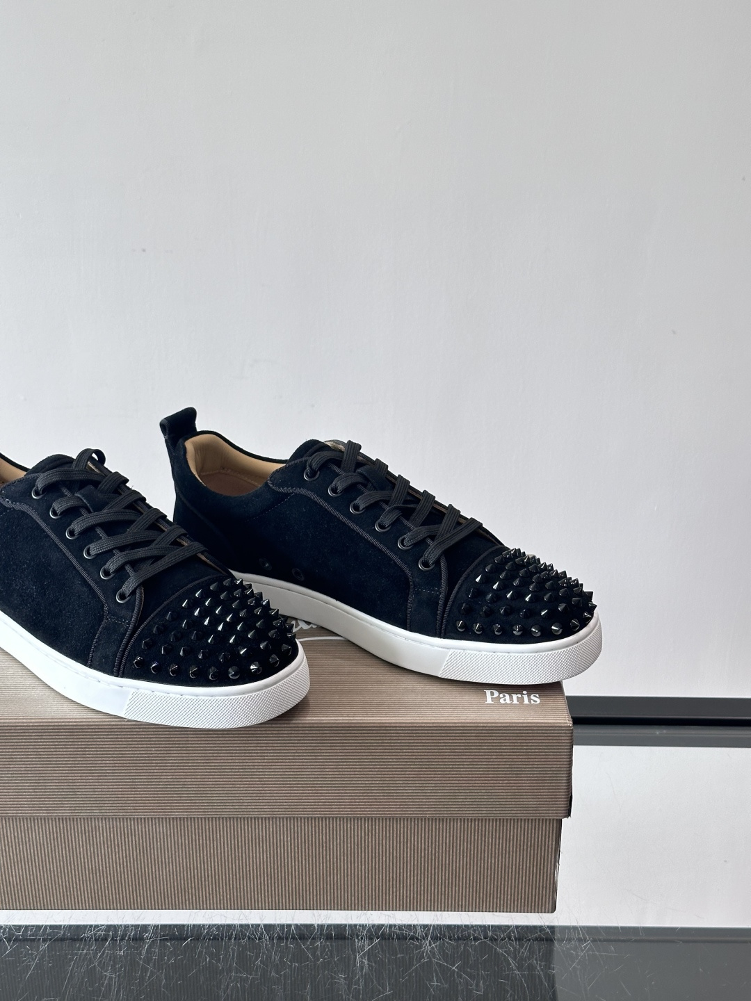 Christian Louboutin这款铆钉休闲鞋，麂皮鞋面＋金属铆钉，机车朋克风满满！低帮板鞋设计，