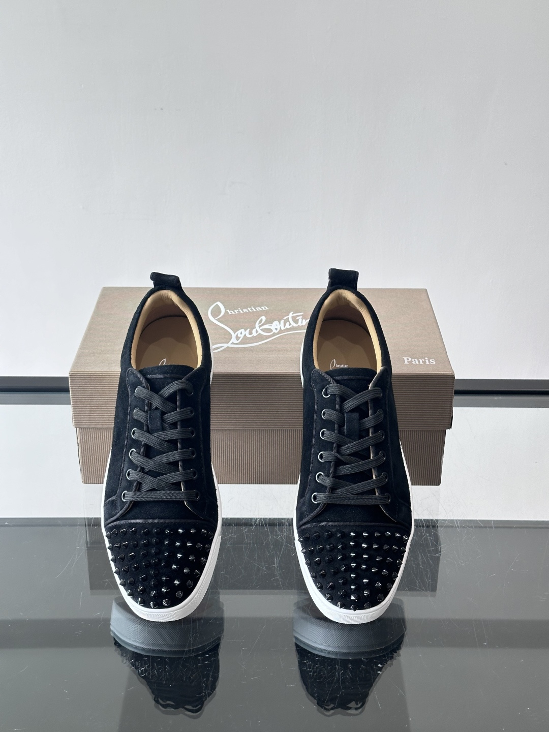 Christian Louboutin这款铆钉休闲鞋，麂皮鞋面＋金属铆钉，机车朋克风满满！低帮板鞋设计，