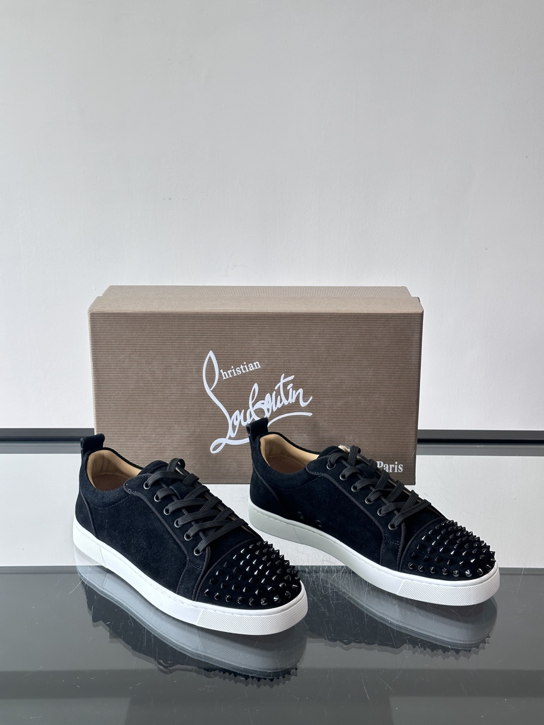 Christian Louboutin这款铆钉休闲鞋，麂皮鞋面＋金属铆钉，机车朋克风满满！低帮板鞋设计，