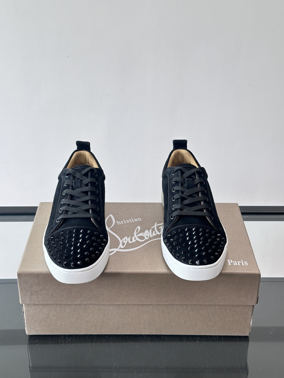 Christian Louboutin这款铆钉休闲鞋，麂皮鞋面＋金属铆钉，机车朋克风满满！低帮板鞋设计，