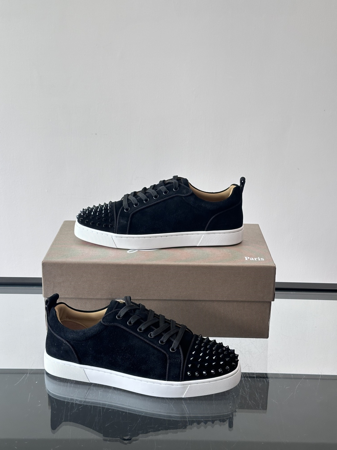 Christian Louboutin这款铆钉休闲鞋，麂皮鞋面＋金属铆钉，机车朋克风满满！低帮板鞋设计，