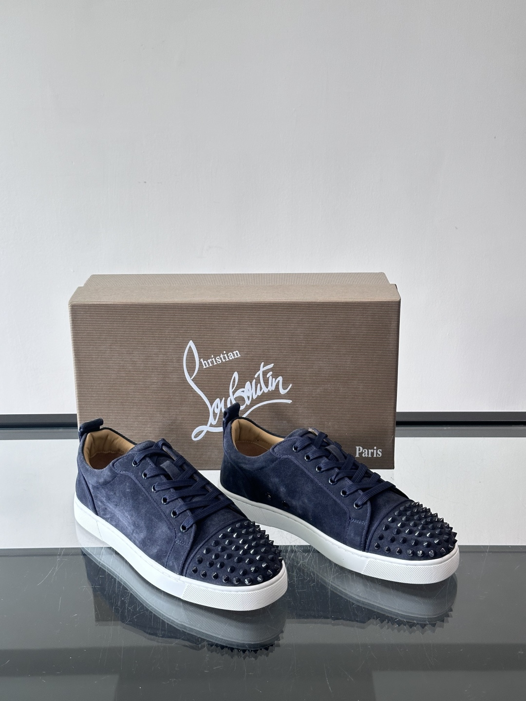 Christian Louboutin这款铆钉休闲鞋，麂皮鞋面＋金属铆钉，机车朋克风满满！低帮板鞋设计，