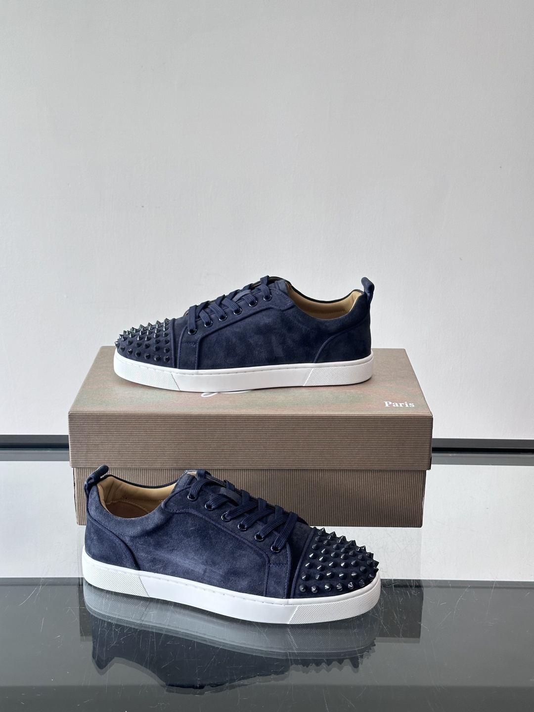 Christian Louboutin这款铆钉休闲鞋，麂皮鞋面＋金属铆钉，机车朋克风满满！低帮板鞋设计，