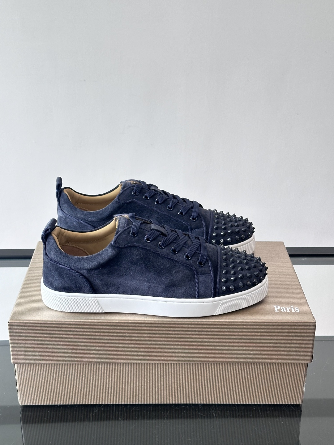 Christian Louboutin这款铆钉休闲鞋，麂皮鞋面＋金属铆钉，机车朋克风满满！低帮板鞋设计，