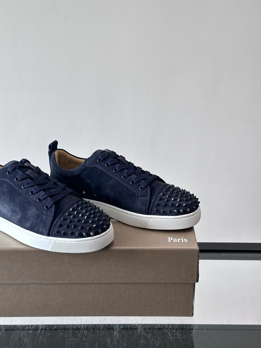 Christian Louboutin这款铆钉休闲鞋，麂皮鞋面＋金属铆钉，机车朋克风满满！低帮板鞋设计，