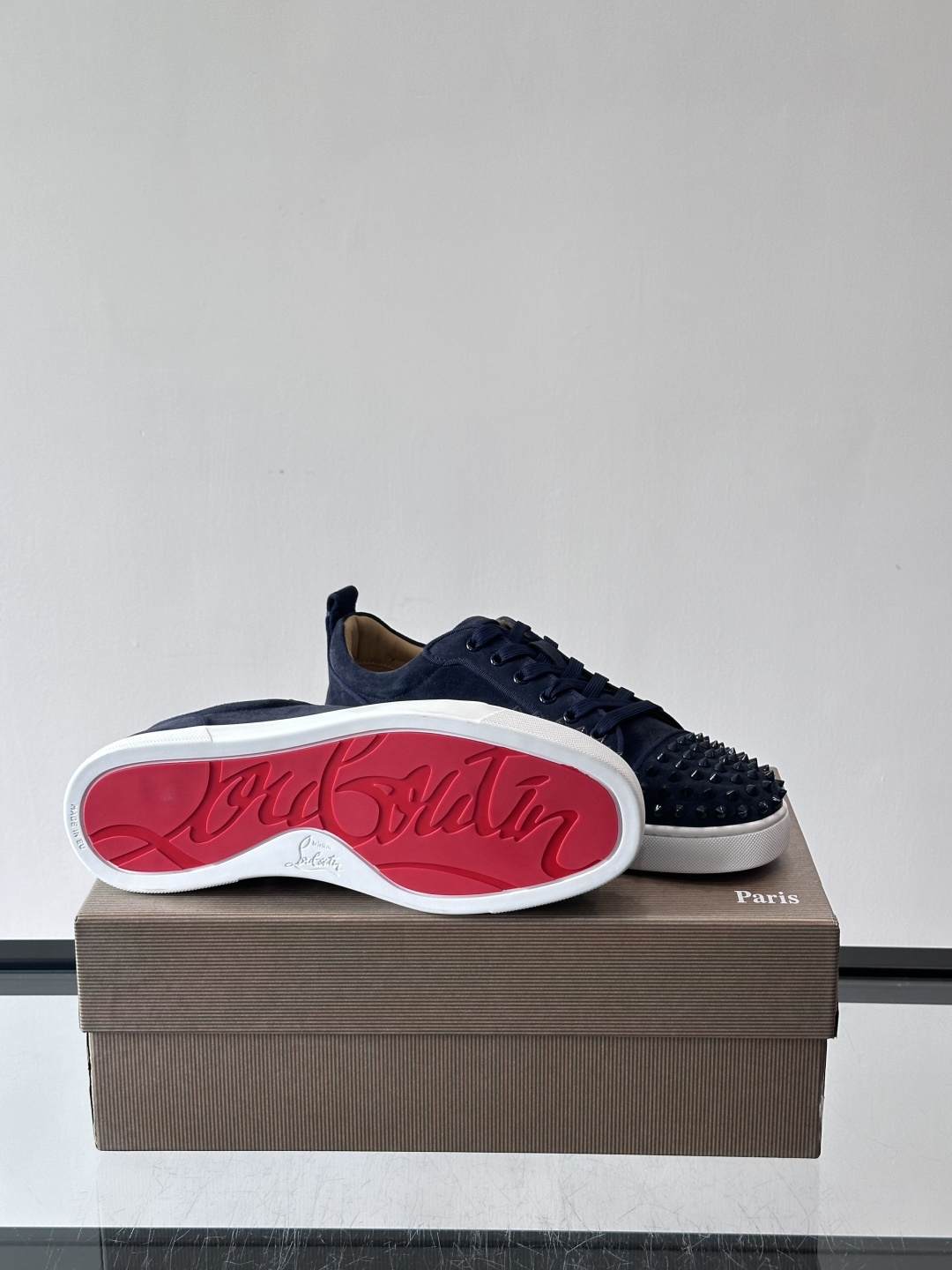 Christian Louboutin这款铆钉休闲鞋，麂皮鞋面＋金属铆钉，机车朋克风满满！低帮板鞋设计，