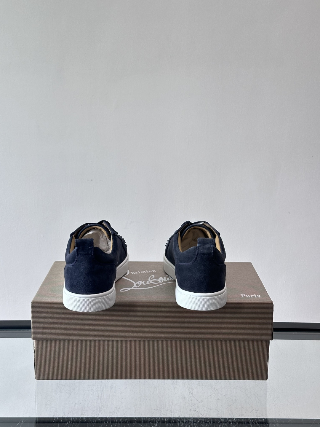 Christian Louboutin这款铆钉休闲鞋，麂皮鞋面＋金属铆钉，机车朋克风满满！低帮板鞋设计，