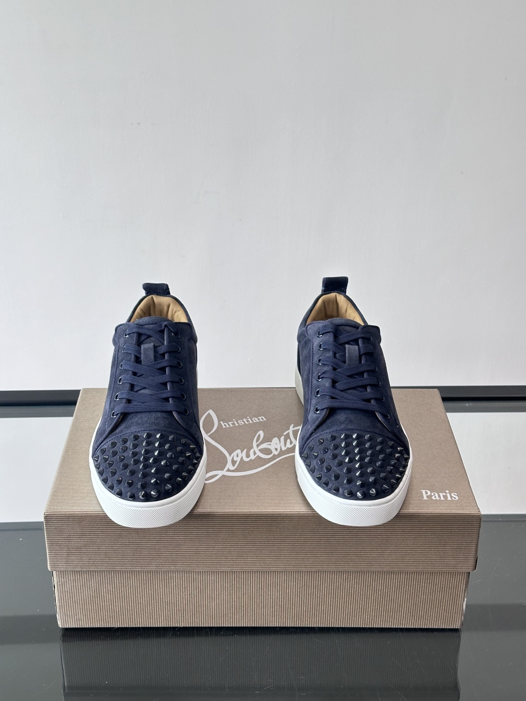 Christian Louboutin这款铆钉休闲鞋，麂皮鞋面＋金属铆钉，机车朋克风满满！低帮板鞋设计，